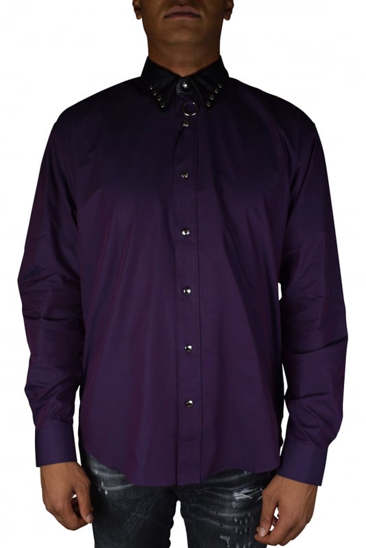 Camisa regular fit con tachuelas de cuero púrpura de Roberto Cavalli.Cuello clásico de punta en contraste con tachuelas metálicas plateadas.Llavero de metal plateado en el cuello.Mangas largas con puños abotonados.Parche con el logotipo en el cuello.Un fondo sudoroso.Tira de botones en la parte delantera.73% lana y 27% mohair.Made in Italy.