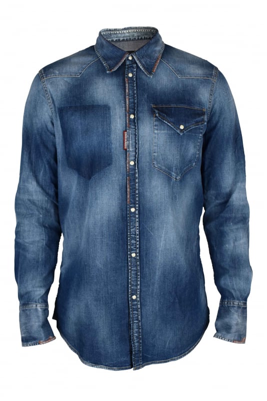 Camisa Classic Western en algodón vaquero azul Dsquared2.Efecto lavado y envejecido.Diferentes tonos de azul.Ajuste estándar.Cuello clásico.Bolsillo en el pecho con solapa y botones a presión blancos.Cierre a presión y puños blancos.Manga larga.Etiqueta roja con el logotipo en la parte delantera.Made in Italy.