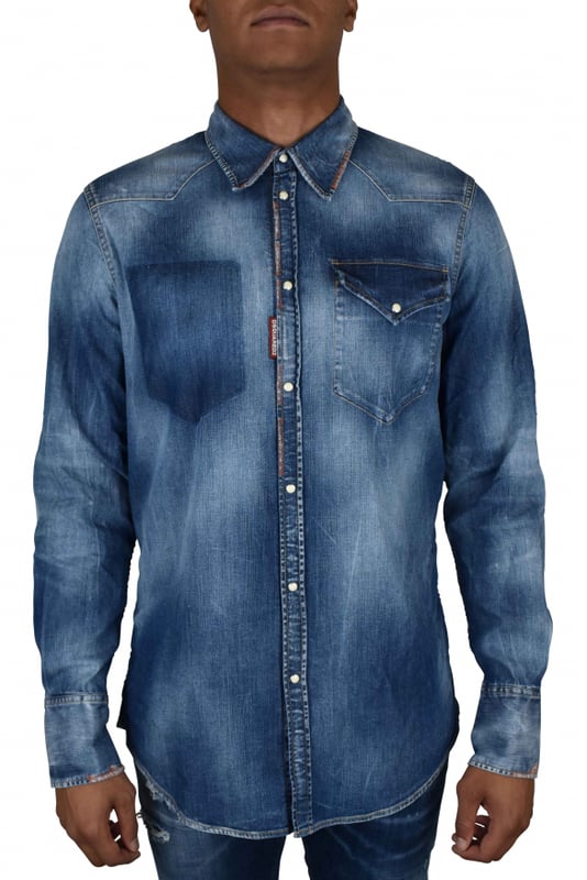 Camisa Classic Western en algodón vaquero azul Dsquared2.Efecto lavado y envejecido.Diferentes tonos de azul.Ajuste estándar.Cuello clásico.Bolsillo en el pecho con solapa y botones a presión blancos.Cierre a presión y puños blancos.Manga larga.Etiqueta roja con el logotipo en la parte delantera.Made in Italy.