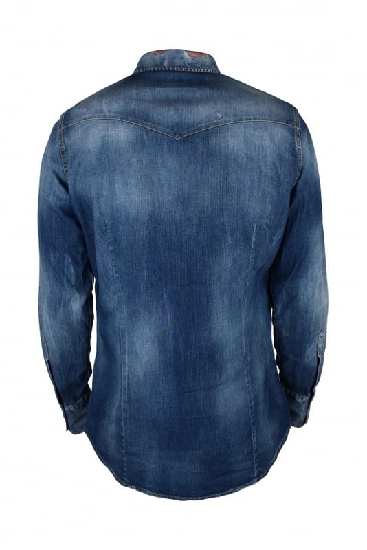 Camisa Classic Western en algodón vaquero azul Dsquared2.Efecto lavado y envejecido.Diferentes tonos de azul.Ajuste estándar.Cuello clásico.Bolsillo en el pecho con solapa y botones a presión blancos.Cierre a presión y puños blancos.Manga larga.Etiqueta roja con el logotipo en la parte delantera.Made in Italy.