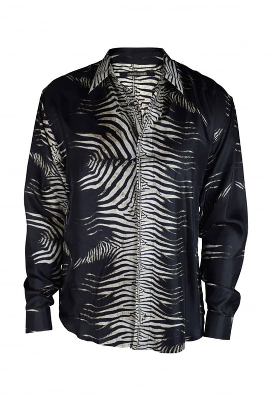 Seidenhemd mit Zebradruck von Roberto Cavalli.Mit Zebradruck versehen.Schwarzer Kragen in klassischer Spitze.Lange Ärmel mit geknöpften Manschetten.Logoaufnäher im Nacken.Knopfleiste an der Vorderseite.100% Seide.Made in Italy.