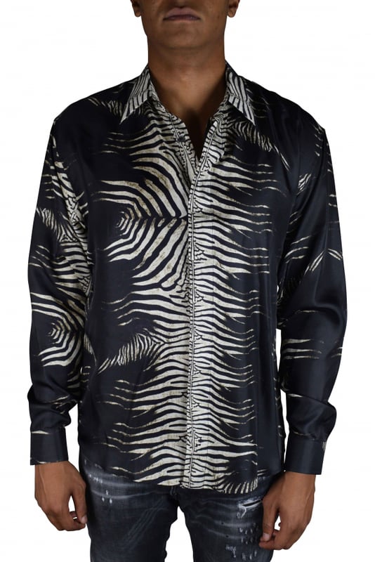Seidenhemd mit Zebradruck von Roberto Cavalli.Mit Zebradruck versehen.Schwarzer Kragen in klassischer Spitze.Lange Ärmel mit geknöpften Manschetten.Logoaufnäher im Nacken.Knopfleiste an der Vorderseite.100% Seide.Made in Italy.