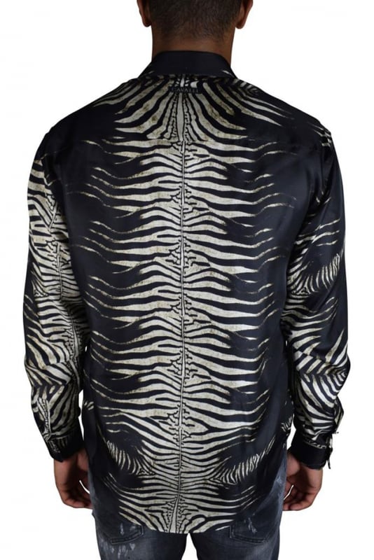 Seidenhemd mit Zebradruck von Roberto Cavalli.Mit Zebradruck versehen.Schwarzer Kragen in klassischer Spitze.Lange Ärmel mit geknöpften Manschetten.Logoaufnäher im Nacken.Knopfleiste an der Vorderseite.100% Seide.Made in Italy.