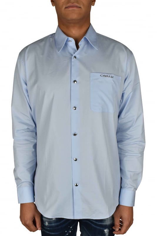 Camisa azul claro Roberto Cavalli.Bolsillo de parche con logotipo de monedas metálicas plateadas en el pecho.Parche con logotipo en la nuca.Cuello en punta.Mangas largas con puños de botones plateados.Cierre con botones plateados en la parte delantera.Made in Italy.
