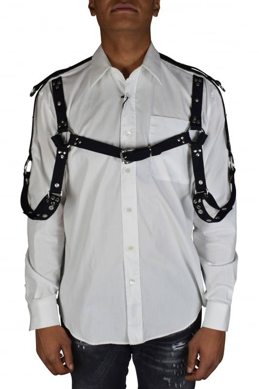 Camisa blanca estilo arnings de Roberto Cavalli.Correas de cuero con anillos y hebilla de metal plateado.Cuello de punta clásico.Mangas largas con puños abotonados.Bolsillo en el pecho con parche.Parche con el logotipo en el cuello.Tira de botones en la parte delantera.Made in Italy.