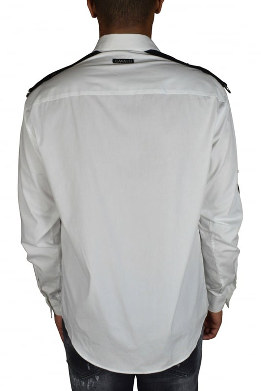 Camisa blanca estilo arnings de Roberto Cavalli.Correas de cuero con anillos y hebilla de metal plateado.Cuello de punta clásico.Mangas largas con puños abotonados.Bolsillo en el pecho con parche.Parche con el logotipo en el cuello.Tira de botones en la parte delantera.Made in Italy.
