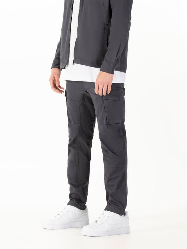 LUKE takes a utilitarian approach this season with these cargo pants. Crafted from a durable cotton twill, they come equipped with a multitude of pockets and feature multiple belt loops which helps to ensure the perfect fit. The brand's iconic LUKE est. 1977 woven badge sits on the left leg pocket to finish the look.