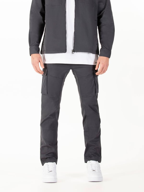 LUKE takes a utilitarian approach this season with these cargo pants. Crafted from a durable cotton twill, they come equipped with a multitude of pockets and feature multiple belt loops which helps to ensure the perfect fit. The brand's iconic LUKE est. 1977 woven badge sits on the left leg pocket to finish the look.