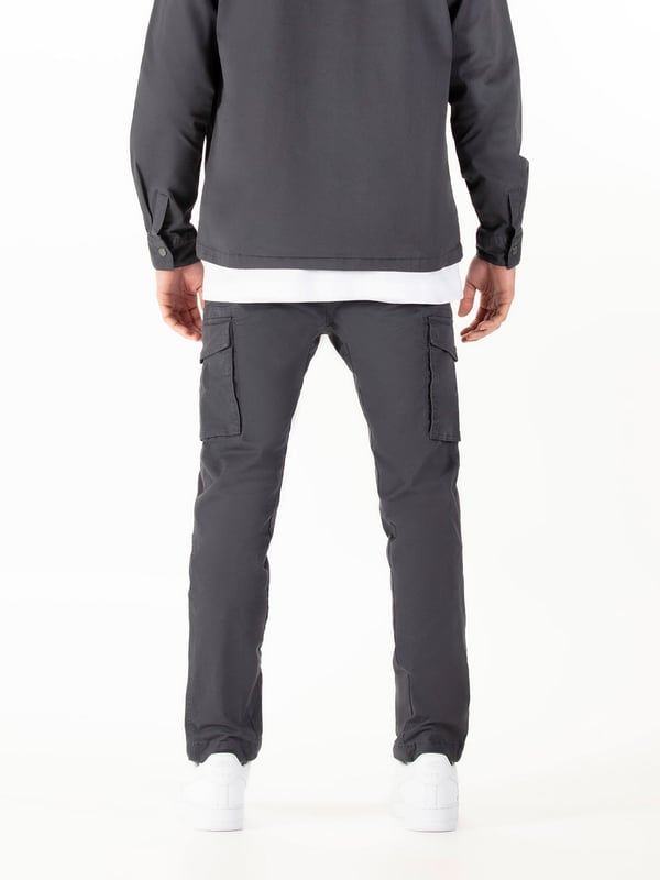LUKE takes a utilitarian approach this season with these cargo pants. Crafted from a durable cotton twill, they come equipped with a multitude of pockets and feature multiple belt loops which helps to ensure the perfect fit. The brand's iconic LUKE est. 1977 woven badge sits on the left leg pocket to finish the look.