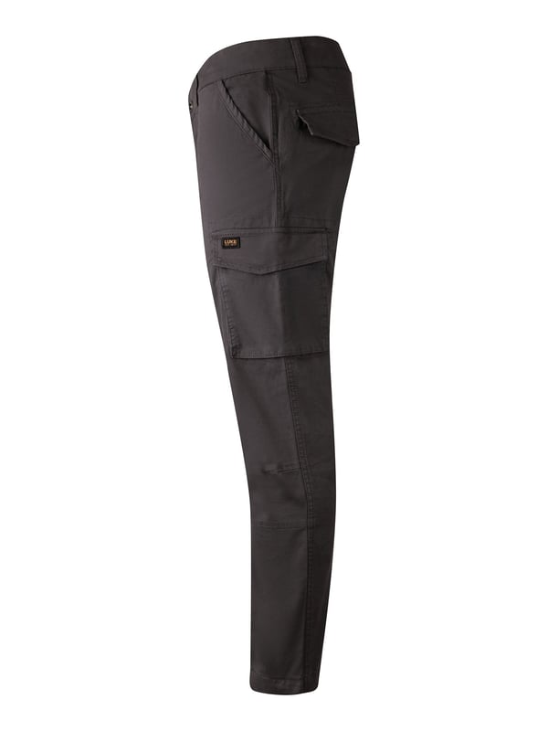 LUKE takes a utilitarian approach this season with these cargo pants. Crafted from a durable cotton twill, they come equipped with a multitude of pockets and feature multiple belt loops which helps to ensure the perfect fit. The brand's iconic LUKE est. 1977 woven badge sits on the left leg pocket to finish the look.