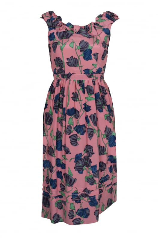 Vestido rosa de Prada con flores azules y violetas.Volantes en la parte inferior y en el cuello en la parte delantera y trasera.Cierre de cremallera en la espalda.Apretado a la cintura.Espalda descubierta.100% seda.Made in Italy.