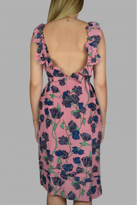Vestido rosa de Prada con flores azules y violetas.Volantes en la parte inferior y en el cuello en la parte delantera y trasera.Cierre de cremallera en la espalda.Apretado a la cintura.Espalda descubierta.100% seda.Made in Italy.