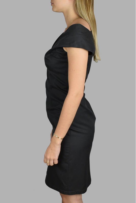 Vestido Prada escotado en algodón gris.Cierre de cremallera dorado en la espalda.Ligera apertura en la espalda.100% algodón.Made in Italy.