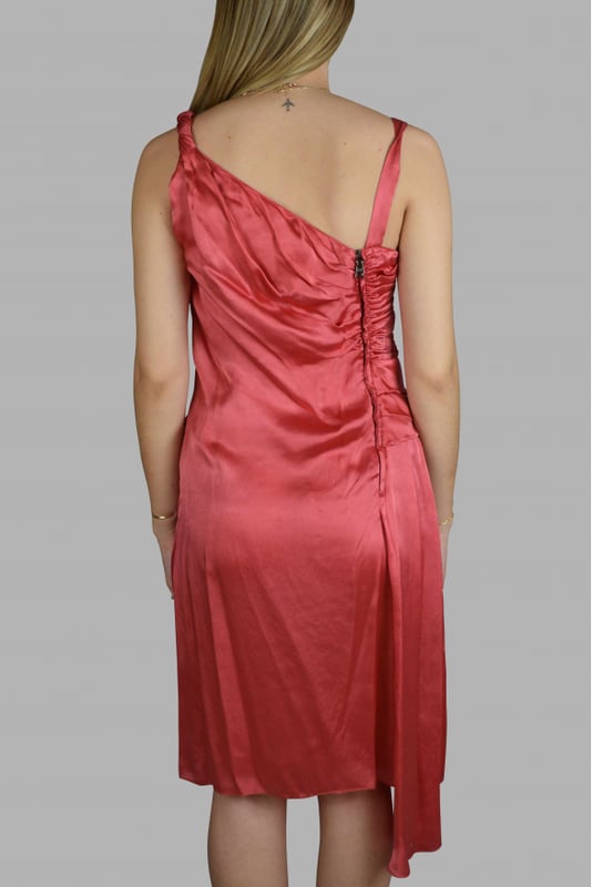 Roze soepele jurk van Prada.Geplooide stoffen details.Asymmetrische mouwen.100% cupro.Gemaakt in Italië.
