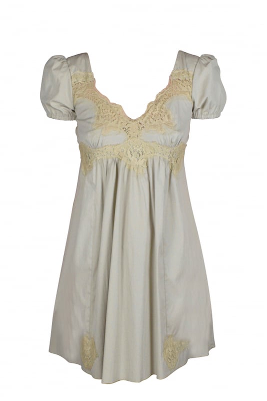 Vestido beige de manga corta de Dolce & Gabbana.Apretado en las mangas.Cremallera en la espalda.Detalles de encaje en escote, cintura y bajo.82% algodón, 16% poliamida y 2% elastano.Made in Italy.