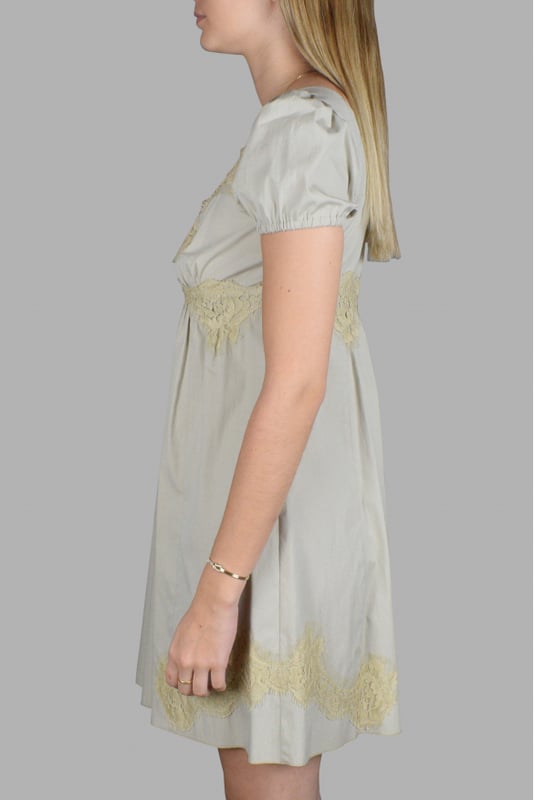 Vestido beige de manga corta de Dolce & Gabbana.Apretado en las mangas.Cremallera en la espalda.Detalles de encaje en escote, cintura y bajo.82% algodón, 16% poliamida y 2% elastano.Made in Italy.