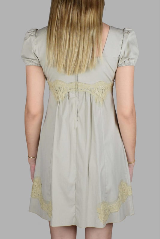 Vestido beige de manga corta de Dolce & Gabbana.Apretado en las mangas.Cremallera en la espalda.Detalles de encaje en escote, cintura y bajo.82% algodón, 16% poliamida y 2% elastano.Made in Italy.