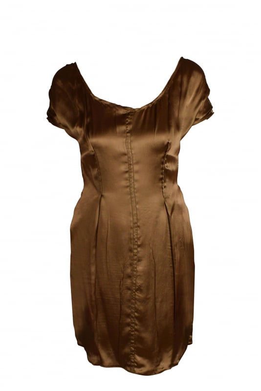 Vestido marrón de Prada.Tejido fluido con detalles de costuras.Cierre de cremallera en la espalda.100% cupro.Made in Italy.