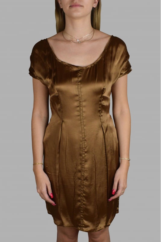 Vestido marrón de Prada.Tejido fluido con detalles de costuras.Cierre de cremallera en la espalda.100% cupro.Made in Italy.