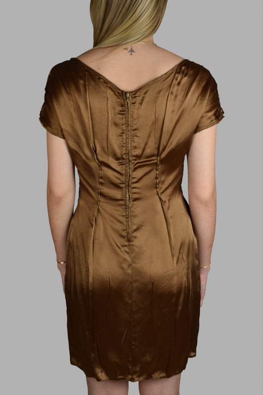 Vestido marrón de Prada.Tejido fluido con detalles de costuras.Cierre de cremallera en la espalda.100% cupro.Made in Italy.