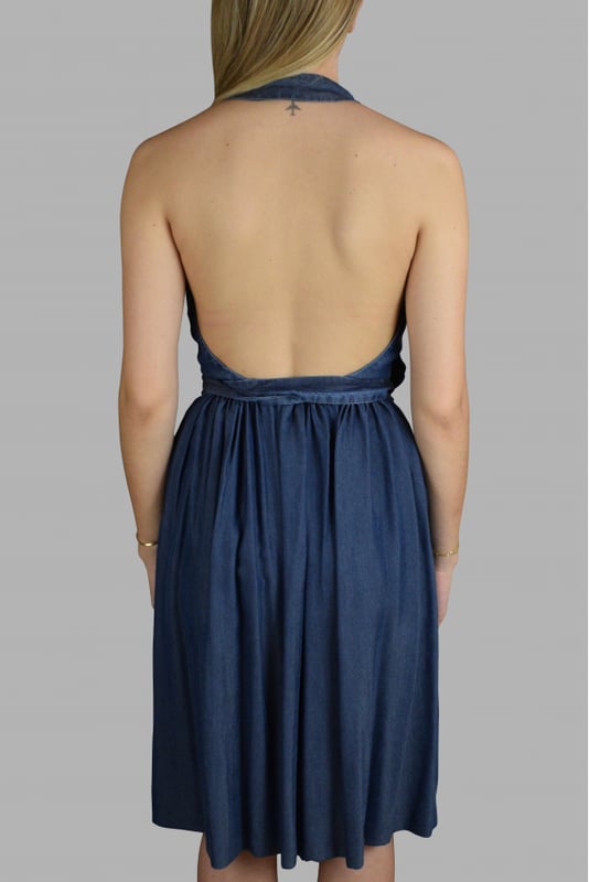 Vestido azul Prada.Cruzado a la cintura con cinturón de lazo.Fabricado con materiales reciclados.Espalda descubierta.