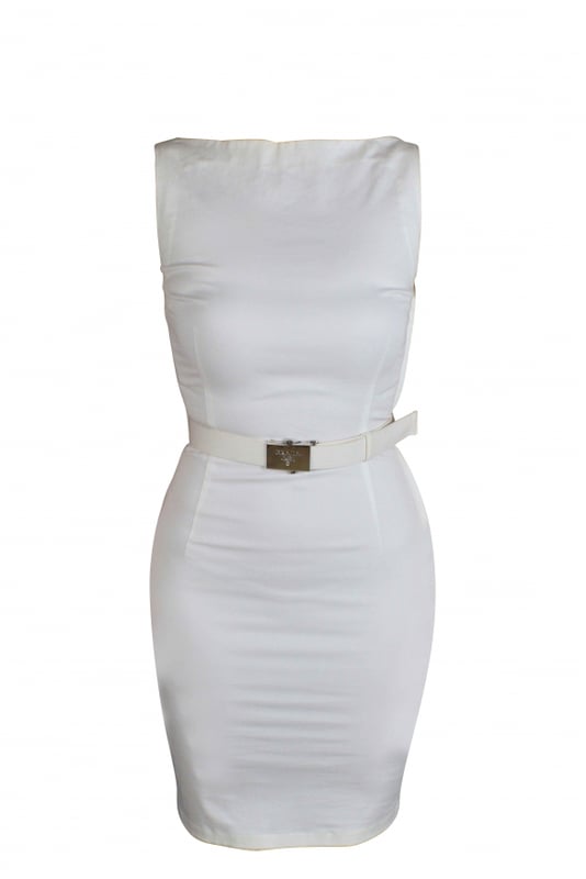 Witte katoenen Prada-jurk.Tailleriem met gegraveerde zilveren plaat.Ritssluiting aan de zijkant.Naaidetails.