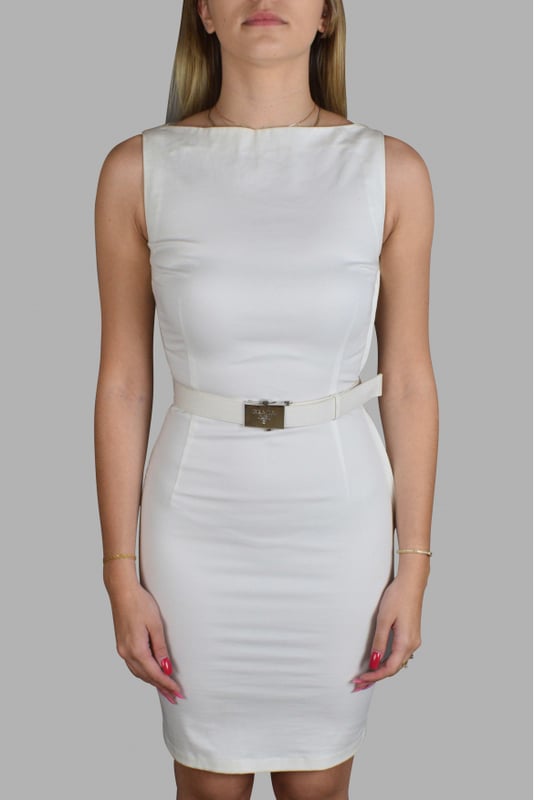 Witte katoenen Prada-jurk.Tailleriem met gegraveerde zilveren plaat.Ritssluiting aan de zijkant.Naaidetails.
