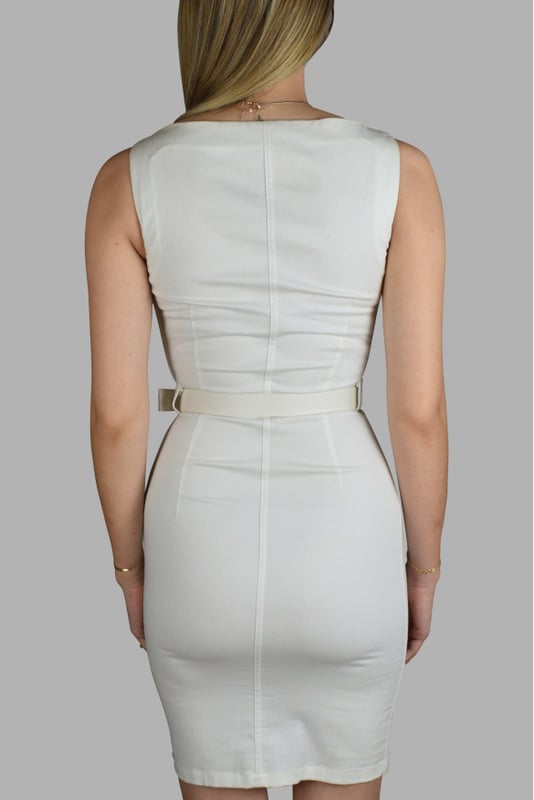 Witte katoenen Prada-jurk.Tailleriem met gegraveerde zilveren plaat.Ritssluiting aan de zijkant.Naaidetails.