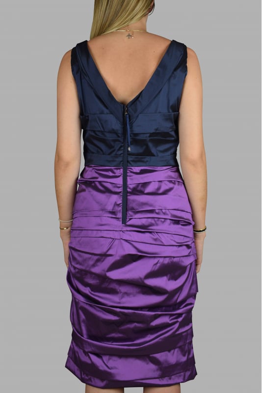 Vestido Dolce & Gabbana azul marino y morado.Cierre de cremallera en la espalda.Detalles de tejido plisado a lo largo.60% seda, 26% poliamida y 8% elastano.Made in Italy.