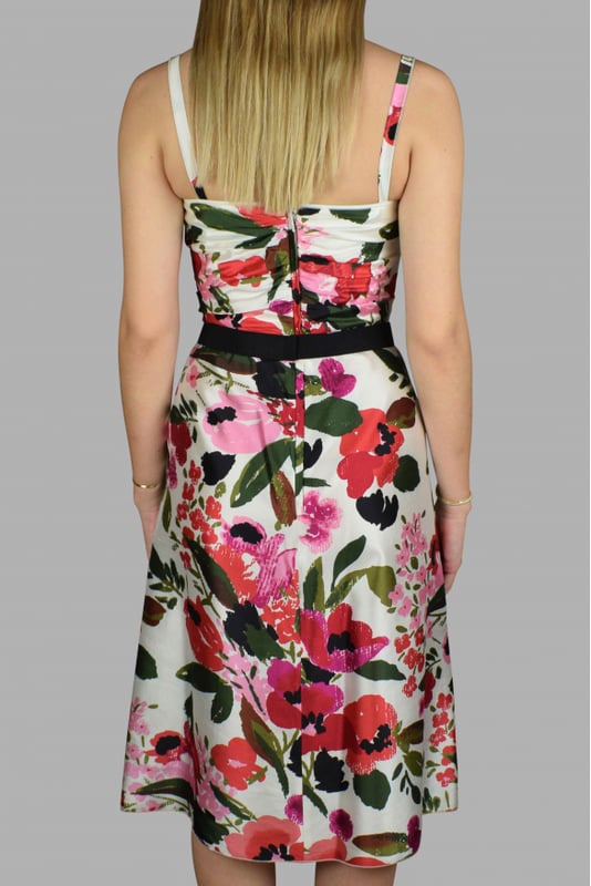 Vestido de tirantes Dolce & Gabbana con estampado floral.Busto con corsé integrado y cinturón negro.Cierre de cremallera en la espalda.100% seda.Made in Italy.