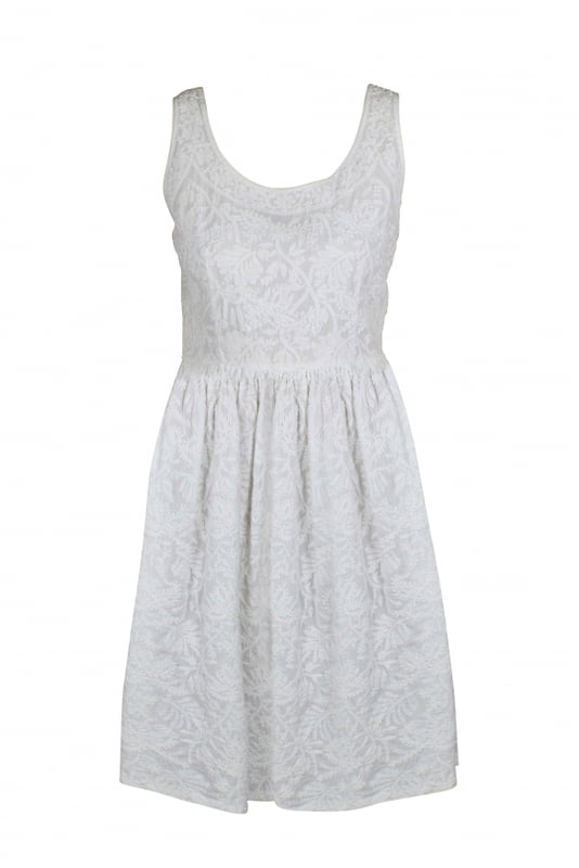 Vestido de tirantes blanco de Prada.Vestido decorado con bordados.Cierre de cremallera en el lateral.100% algodón.