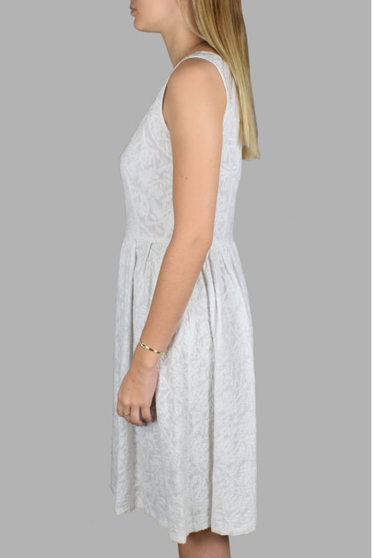 Vestido de tirantes blanco de Prada.Vestido decorado con bordados.Cierre de cremallera en el lateral.100% algodón.