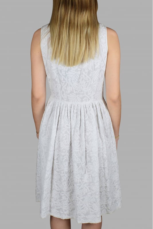 Vestido de tirantes blanco de Prada.Vestido decorado con bordados.Cierre de cremallera en el lateral.100% algodón.