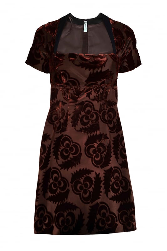Vestido de Prada marrón con mangas cortas.Largo del vestido acampanado.Detalles de inserciones de tela de terciopelo.Cierre de cremallera en la espalda.57% seda y 43% viscosa.Made in Italy.