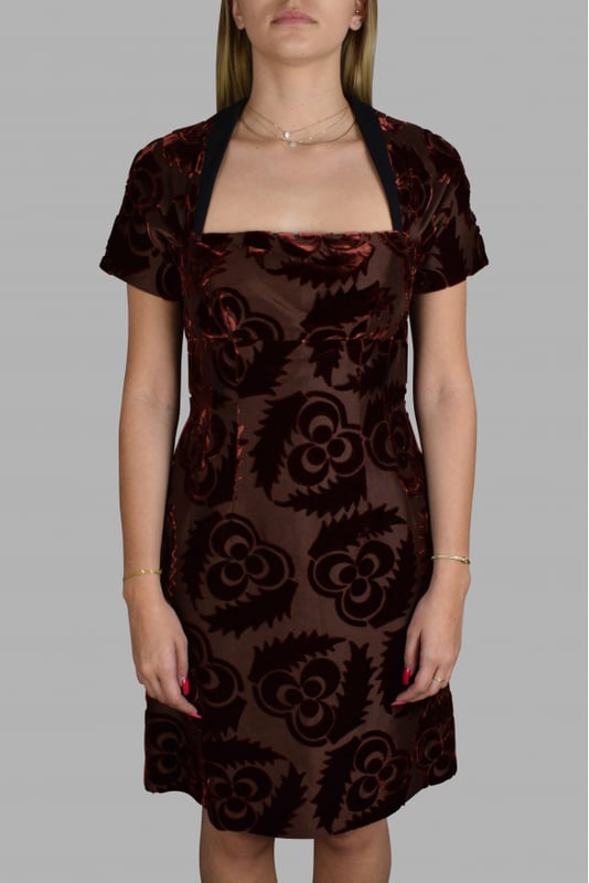 Vestido de Prada marrón con mangas cortas.Largo del vestido acampanado.Detalles de inserciones de tela de terciopelo.Cierre de cremallera en la espalda.57% seda y 43% viscosa.Made in Italy.