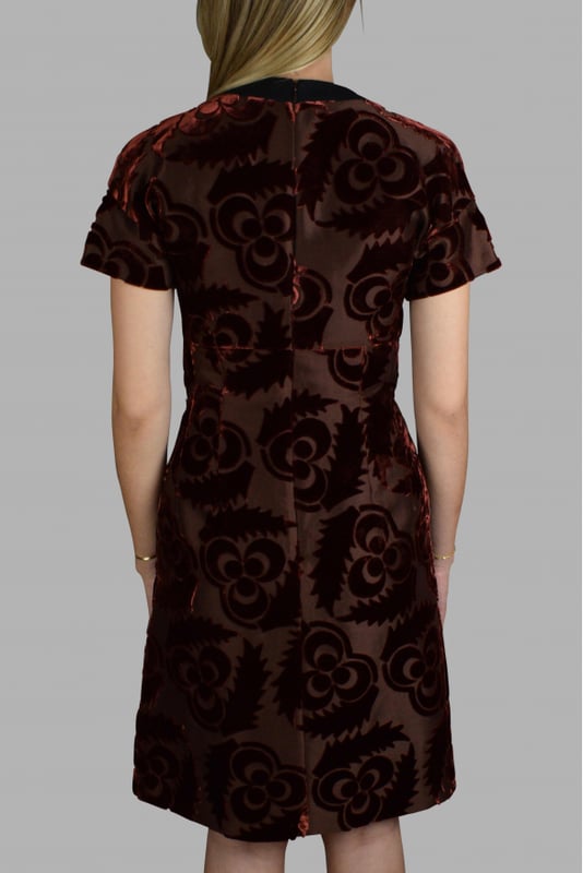 Vestido de Prada marrón con mangas cortas.Largo del vestido acampanado.Detalles de inserciones de tela de terciopelo.Cierre de cremallera en la espalda.57% seda y 43% viscosa.Made in Italy.