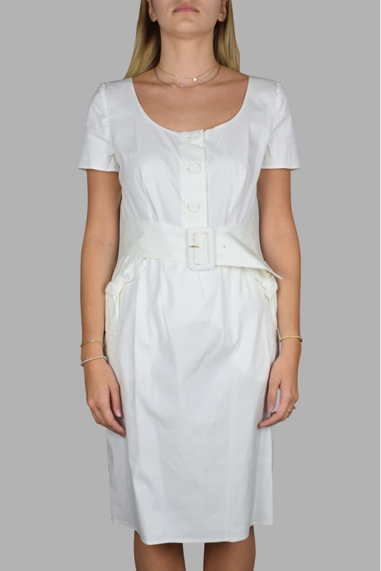 Prada weißes Kleid.Knöpfe und Wellen vorn.Weißer Gürtel.78 % Baumwolle, 19 % Nylon und 3 % Elasthan.Made in Italy.