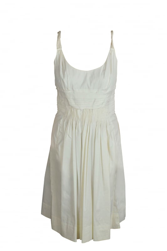 Vestido blanco de Prada.Efecto tejido plisado.Cierre de cremallera en la espalda.72% algodón, 23% poliamida, elastano.Made in Italy.