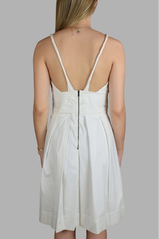 Vestido blanco de Prada.Efecto tejido plisado.Cierre de cremallera en la espalda.72% algodón, 23% poliamida, elastano.Made in Italy.