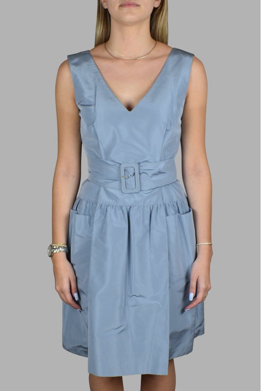 Vestido azul Prada con escote en pico.Cinturón ajustable y extraíble en la cintura.Bolsillos en la cintura.100% seda.Made in Italy.