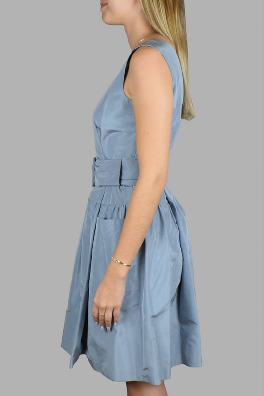 Vestido azul Prada con escote en pico.Cinturón ajustable y extraíble en la cintura.Bolsillos en la cintura.100% seda.Made in Italy.