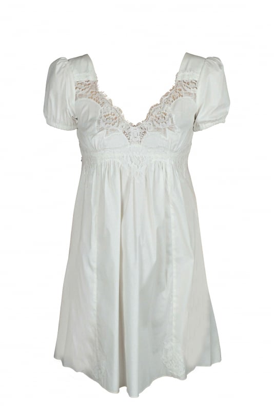 Vestido blanco de manga corta de Dolce & Gabbana.Apretado en las mangas.Cremallera en la espalda.Detalles de encaje en escote, cintura y bajo.74% algodón, 21% poliamida y 5% elastano.Made in Italy.
