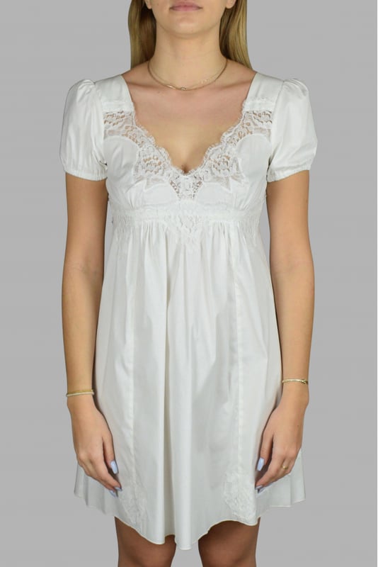 Vestido blanco de manga corta de Dolce & Gabbana.Apretado en las mangas.Cremallera en la espalda.Detalles de encaje en escote, cintura y bajo.74% algodón, 21% poliamida y 5% elastano.Made in Italy.