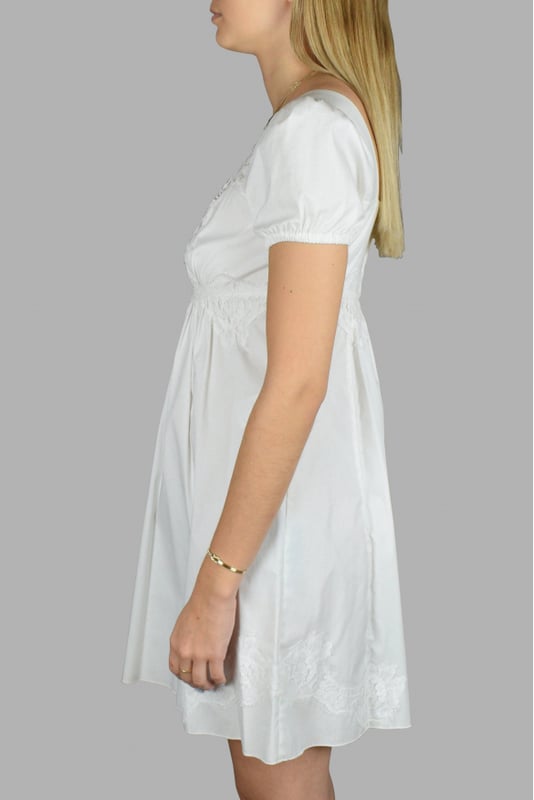 Vestido blanco de manga corta de Dolce & Gabbana.Apretado en las mangas.Cremallera en la espalda.Detalles de encaje en escote, cintura y bajo.74% algodón, 21% poliamida y 5% elastano.Made in Italy.