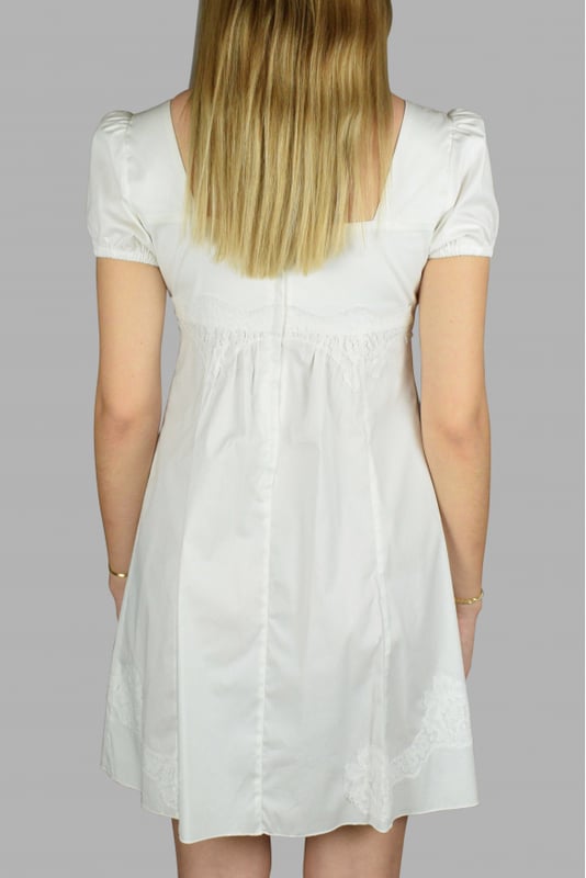 Vestido blanco de manga corta de Dolce & Gabbana.Apretado en las mangas.Cremallera en la espalda.Detalles de encaje en escote, cintura y bajo.74% algodón, 21% poliamida y 5% elastano.Made in Italy.