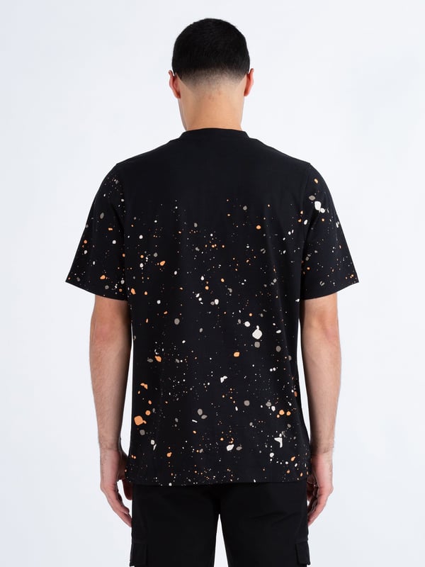 This stylish, paint splatter tee from LUKE is sure to be your go to this season. Cut to a relaxed fit, it is styled with a soft rib crew neck for all day comfort and features a LUKE EST. 1977 text print at the centre of the chest.