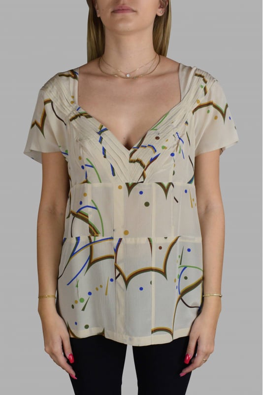 Top de seda beige Prada.Escote en pico con costuras.Patrones multicolores.100% seda.Made in Italy.