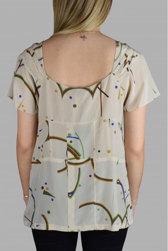 Top de seda beige Prada.Escote en pico con costuras.Patrones multicolores.100% seda.Made in Italy.