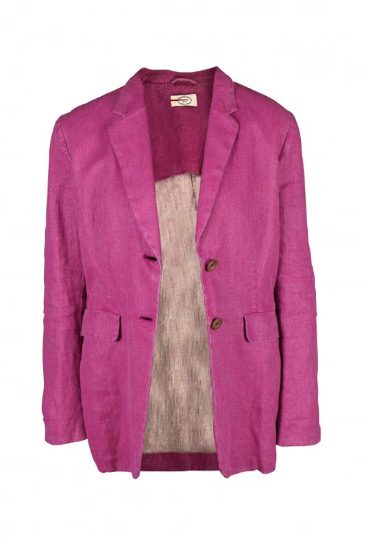 Prada-jasje in roze linnen.Twee zakken aan de voorkant.Knopen aan de voorkant en onderkant van de houten mouwen.Opening aan de achterkant.Roze denim riem.Houten riemgesp met de merknaam gegraveerd.100% linnen.Made in Italy.