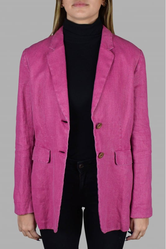 Prada-jasje in roze linnen.Twee zakken aan de voorkant.Knopen aan de voorkant en onderkant van de houten mouwen.Opening aan de achterkant.Roze denim riem.Houten riemgesp met de merknaam gegraveerd.100% linnen.Made in Italy.